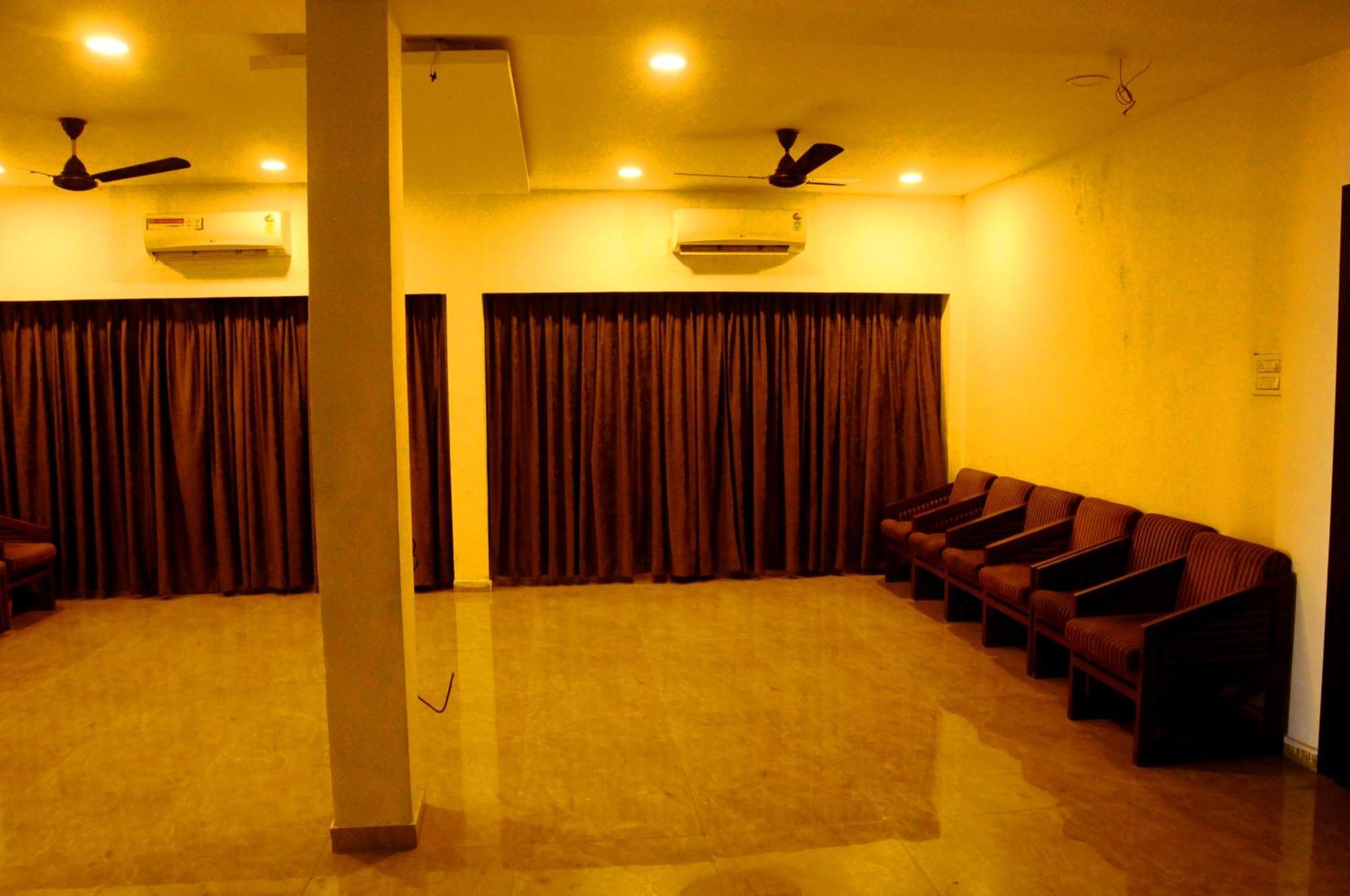 Hotel Ashray Ujaim Exterior foto